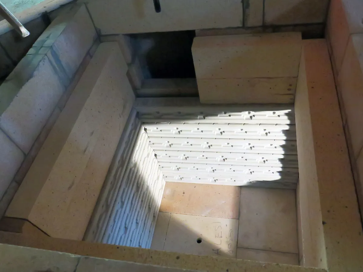 Interior de una campana de estufa de masa de ladrillos refractarios, vacía, antes de su cierre